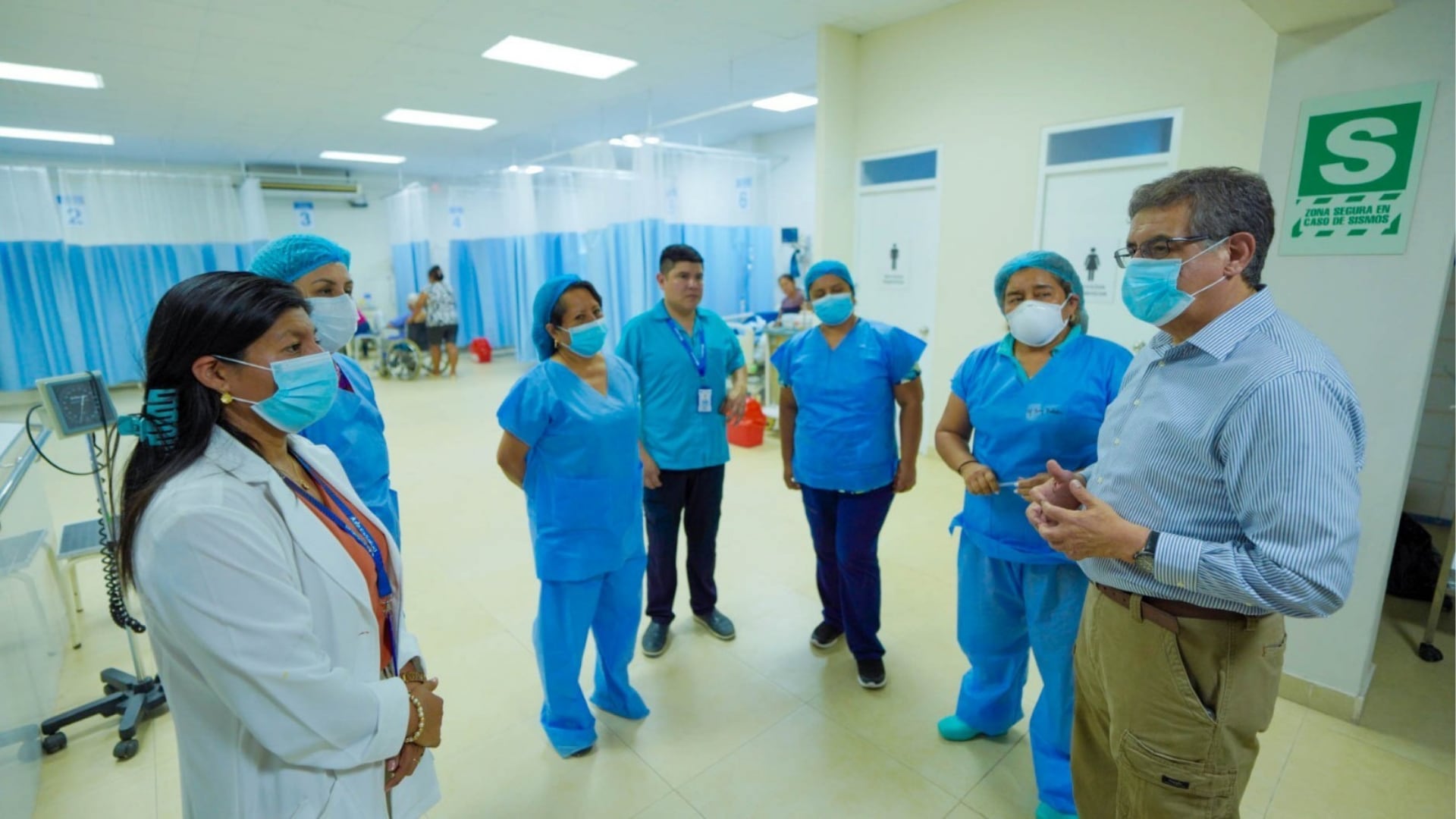 El ministro de Trabajo, Juan Sheput, se reúne con profesionales de la salud en un centro hospitalario para evaluar la atención a los asegurados de EsSalud. (MTPE)