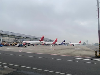 La densa neblina provoca restricción