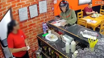 Delincuente ingresó a pollería en La Perla, dejó carta extorsiva y abrió fuego: fue capturado horas después junto a su cómplice