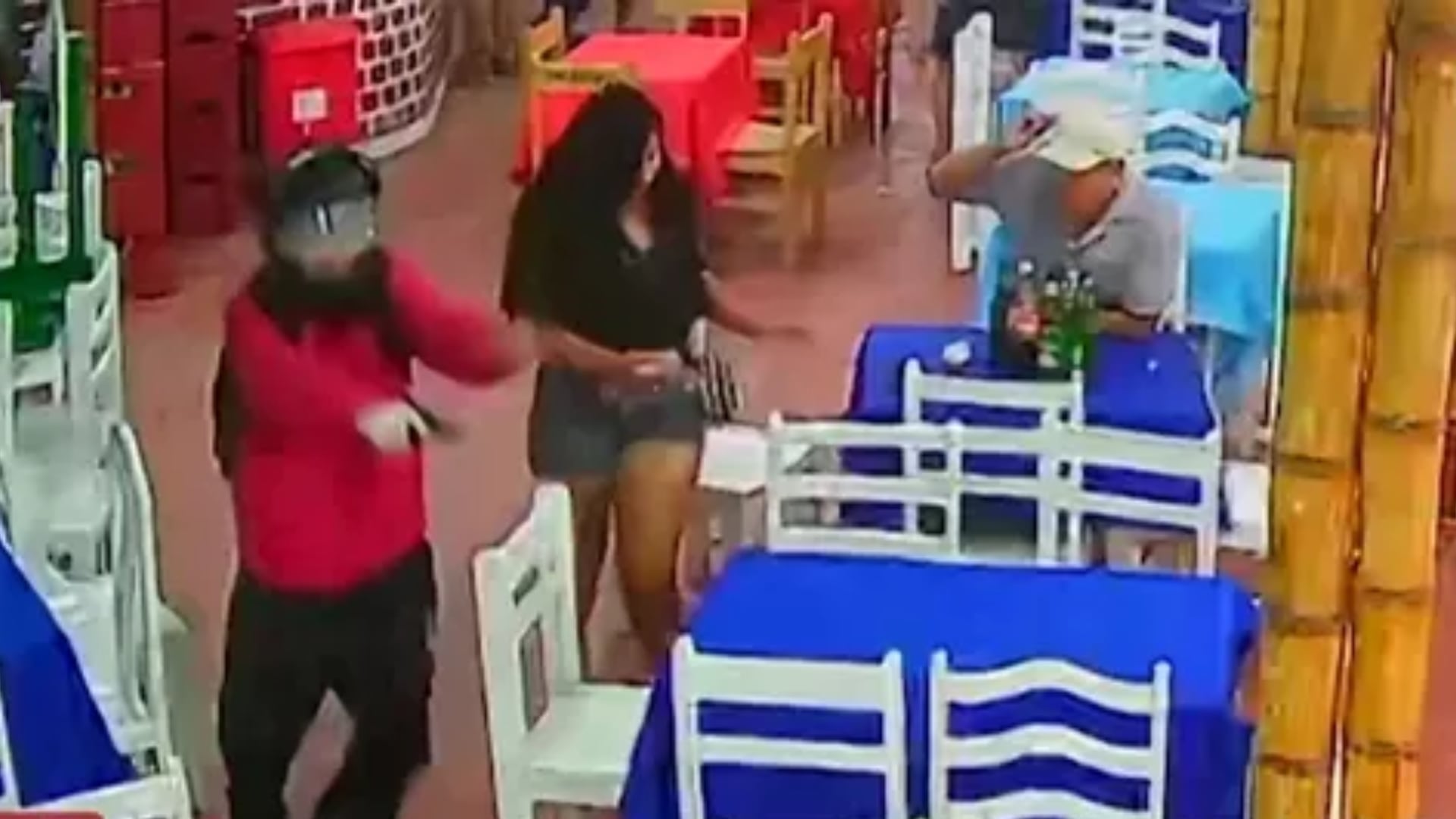 Hijo salva de la muerte a su padre lanzándole un vaso a sicario que lo iba a asesinar dentro de cebichería en Barranca. (Foto: América TV)