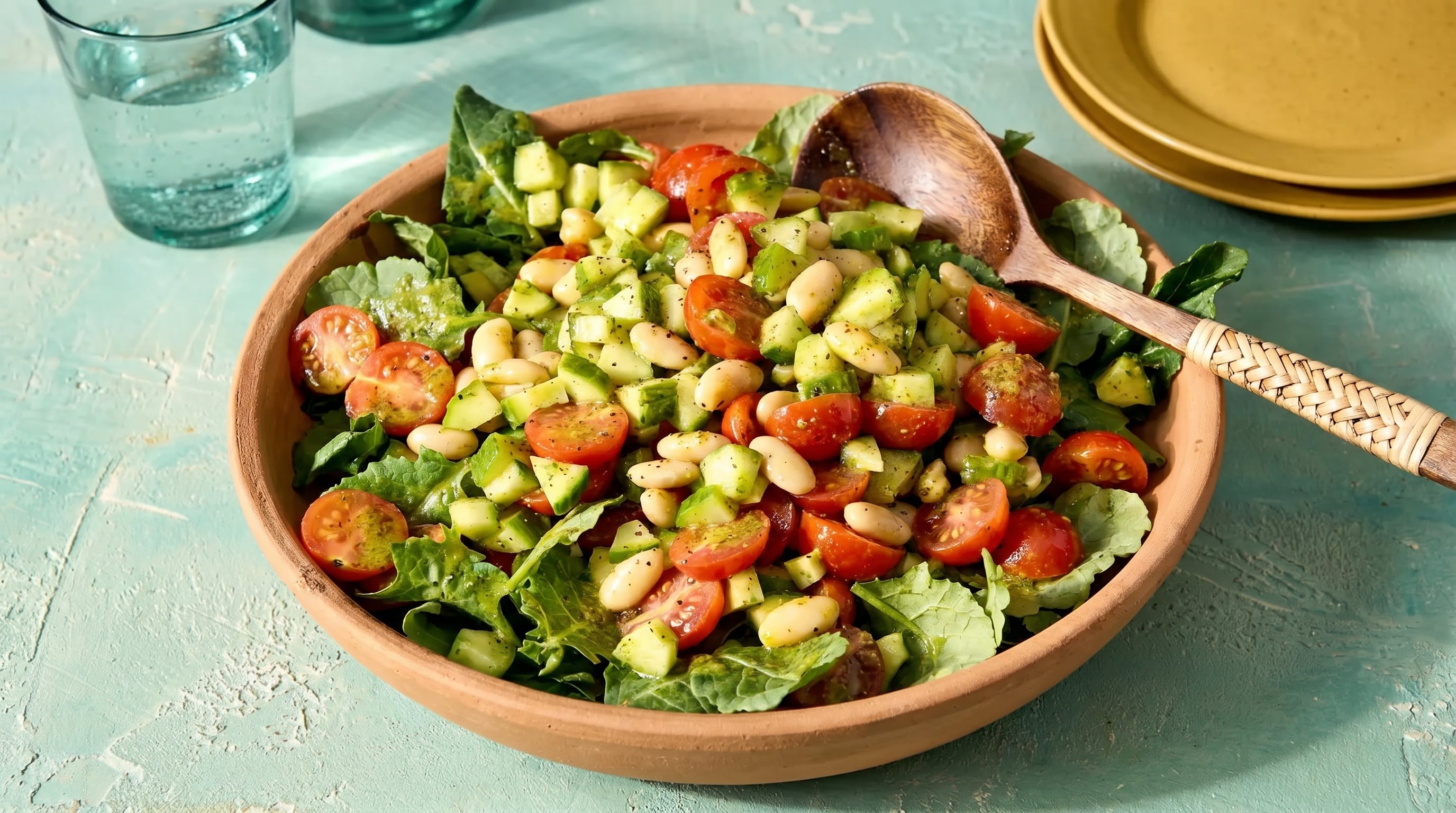 La ensalada de tomates frescos y porotos blancos combina ingredientes ricos en fibra y proteína vegetal para una alimentación saludable (Imagen Ilustrativa Infobae)