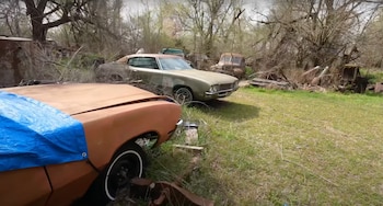 Silas descubre una gran colección de coches clásicos en una granja abandonada, muchos de ellos cubiertos de óxido tras años a la intemperie. (Instagram/@adventures_made_from_scratch)