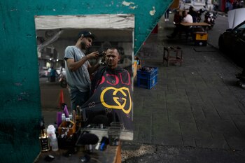John Rodríguez corta el pelo