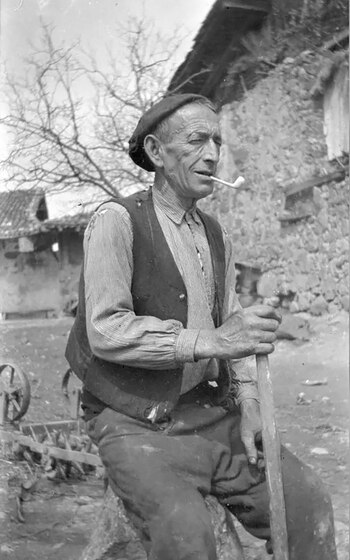 Fotografía de un vasco fumando
