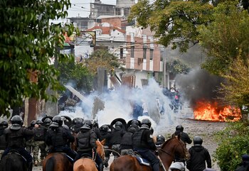 Manifestantes enfrentan a la policía