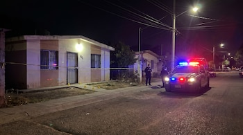El hombre fue agredido cuando se encontraba en su vivienda, en la colonia Rosario Uzárraga. (Imagen ilustrativa generada con IA | Infobae México)