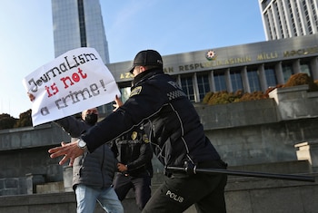 La represión oficial alcanzó a reporteros de medios internacionales y plataformas locales por su cobertura crítica (Reuters)