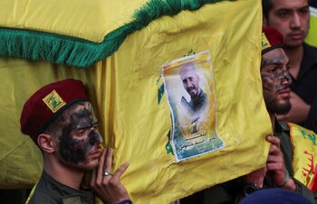 Miembros de Hezbolá llevan el
