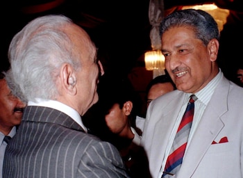FOTO DE ARCHIVO: Sahibzada Yaqub Khan, (izq.) Ex ministro de Relaciones Exteriores de Pakistán, saluda al destacado científico nuclear Abdul Qadeer Khan (der.) En una recepción en Islamabad el 15 de abril de 1998. REUTERS / Muzammil Pasha / Foto de archivo