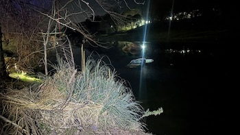 Un policía se arrojó a un río helado de Córdoba para rescatar a un adolescente que cayó al agua con su auto