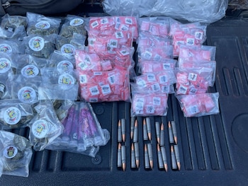 metanfetamina y marihuana con etiqueta