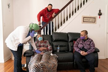 La Sra. Saoui examinando a