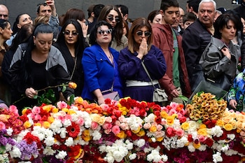 Los armenios depositan flores en el Monumento al Genocidio Armenio de Tsitsernakaberd en Ereván, el 24 de abril de 2026, para conmemorar el 111.º aniversario de las masacres de armenios perpetradas por el Imperio Otomano en 1915 durante la Primera Guerra Mundial. (Foto de KAREN MINASYAN / AFP)