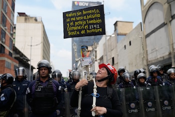 Una mujer participa en una protesta exigiendo mejores salarios, pensiones y beneficios, cerca de la Asamblea Nacional en Caracas, Venezuela, el jueves 12 de marzo de 2026
(Foto AP/Ariana Cubillos)