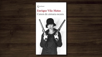 Portada del libro "Canon de cámara oscura" con una mujer en blanco y negro, vestida de oscuro y con sombrero cloche, sosteniendo dos pistolas de cañón largo