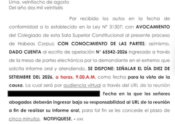 Texto mecanografiado de una resolución judicial que contiene secciones destacadas en negrita y texto resaltado en color rojo