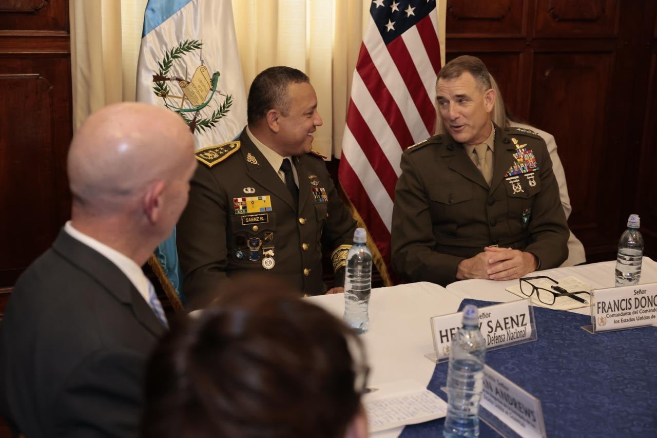 Concluye visita del jefe del Comando Sur en Guatemala tras reunirse con el presidente Bernardo Arévalo
(Secretaría de Comunicación Social de la Presidencia)