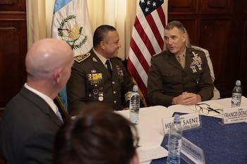 Concluye visita del jefe del Comando Sur en Guatemala tras reunirse con el presidente Bernardo Arévalo