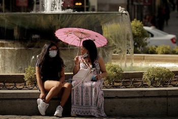 Dos mujeres en Puerta del
