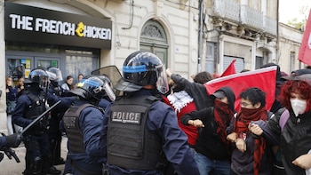 Siguen los disturbios por las protestas estudiantiles en Francia: hubo bloqueos e incidentes con fuerzas de seguridad
