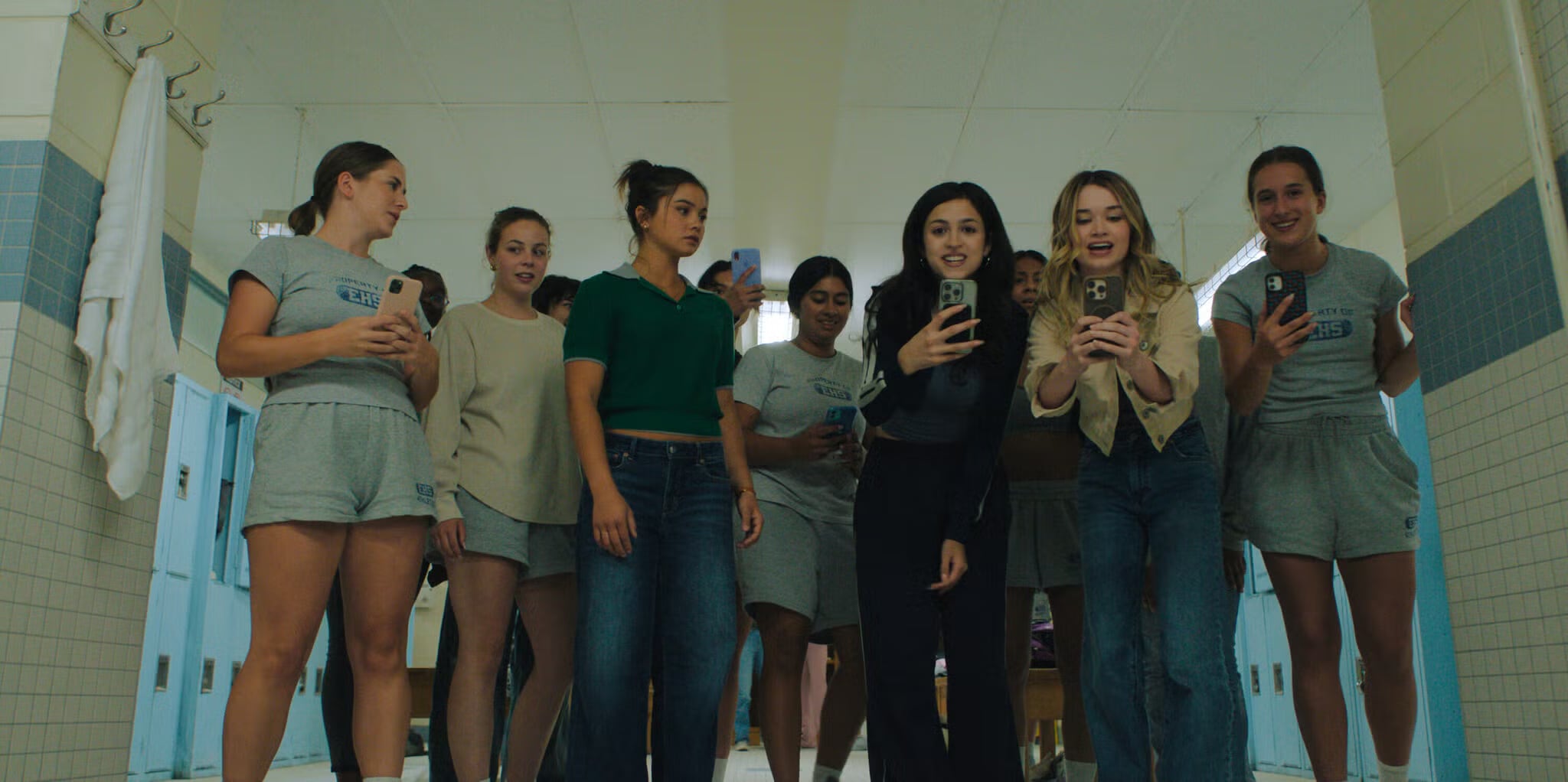 En la versión más reciente de la famosa escena del vestuario, Carrie es atormentada por sus compañeros de clase (Carrie)