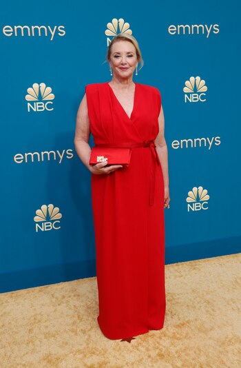 J. Smith-Cameron y un vestido