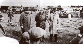 Antoine de Saint-Exupéry en Río Gallegos 1930 con pobladores patagónicos (Archivo Oscar Rimondi - Instituto Saint-Exupéry)