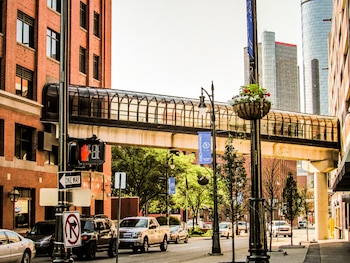 El área metropolitana de Detroit registró una máxima de 30,6 ℃ el 13 de octubre y superó la marca histórica de 1975