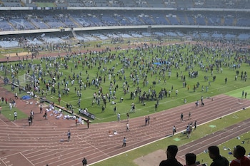 Los aficionados reaccionan cuando el