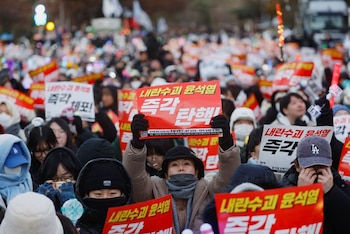 La decisión del Presidente con respecto a la ley marcial causó mucho revuelo y muchos ciudadanos se manifestaron en las calles (REUTERS/Kim Soo-hyeon/ARCHIVO)