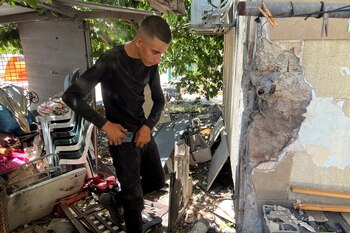 Un hombre inspecciona los daños