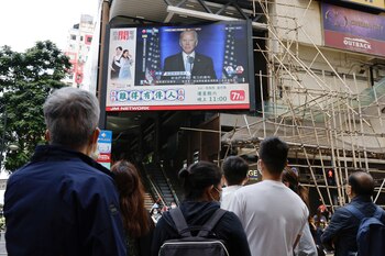 Un reportaje a Joe Biden se ve en una pantalla de televisión en Hong Kong el 8 de noviembre de 2020 (Foto: REUTERS)