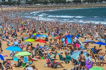 Familias bañándose en la playa de El Sardinero en Santander.