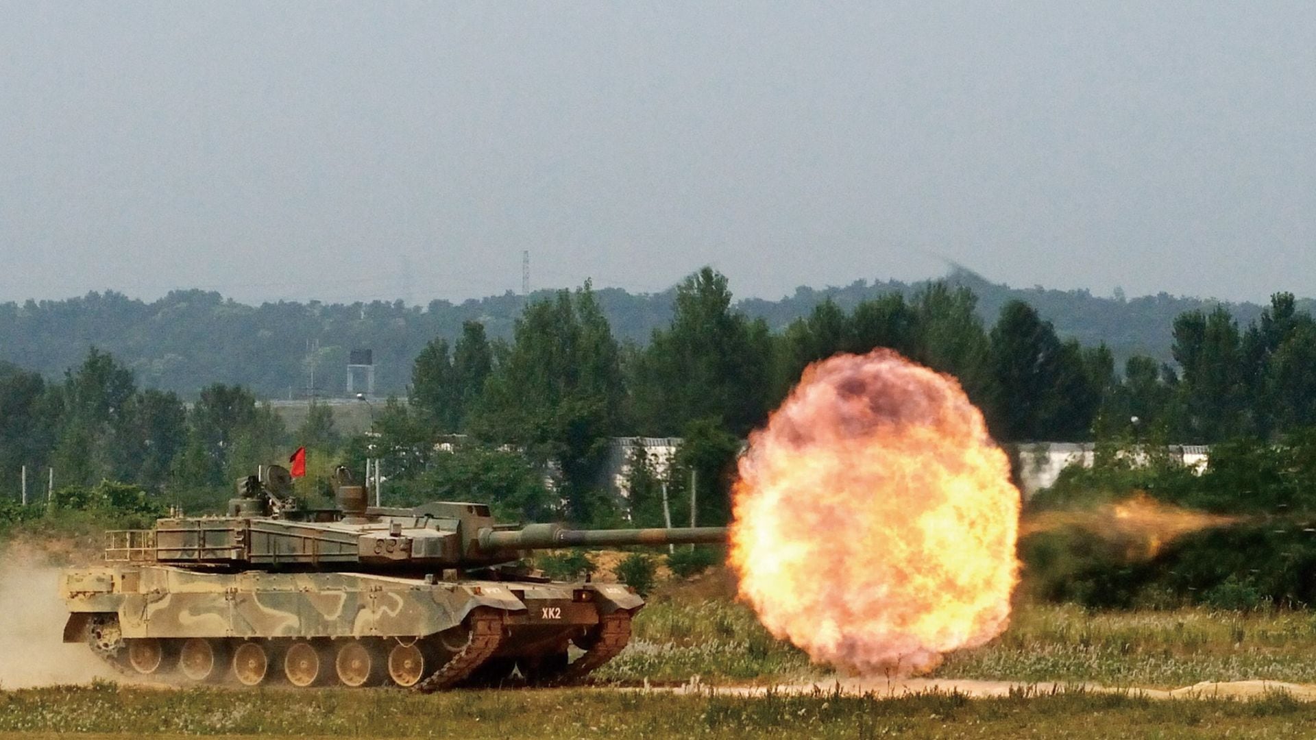 El K2 Black Panther cuesta cerca de 8,5 millones de dólares por unidad y monta un cañón de 120 mm capaz de usar municiones guiadas por láser KSTAM. (Fuerzas Armadas Corea del Sur)