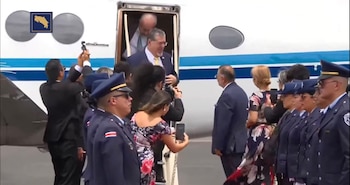 El presidente de Guatemala, Bernardo Arévalo, asiste a la toma de posesión de Laura Fernández en Costa Rica. (Captura de pantalla)