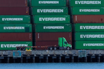 Un cobro de diez dólares a cada camión diésel financia los programas de estímulo ambiental de ambas terminales marítimas (REUTERS/Mike Blake)