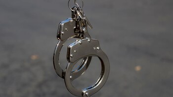 Detienen a una mujer por