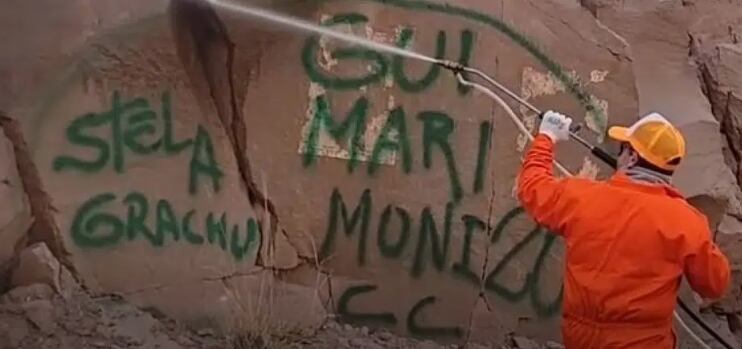 El equipo utiliza herramientas especializadas para remover pintura sin dañar las formaciones rocosas