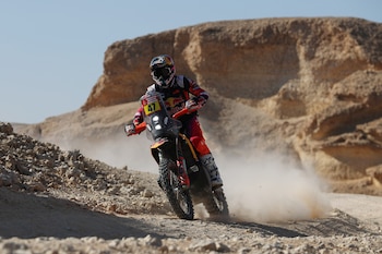 Kevin Benavides en acción con