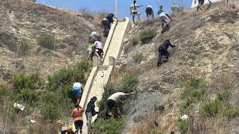 La Policía activa cargas para contener las entradas masivas en la frontera de Ceuta por mar y rodeando el espigón