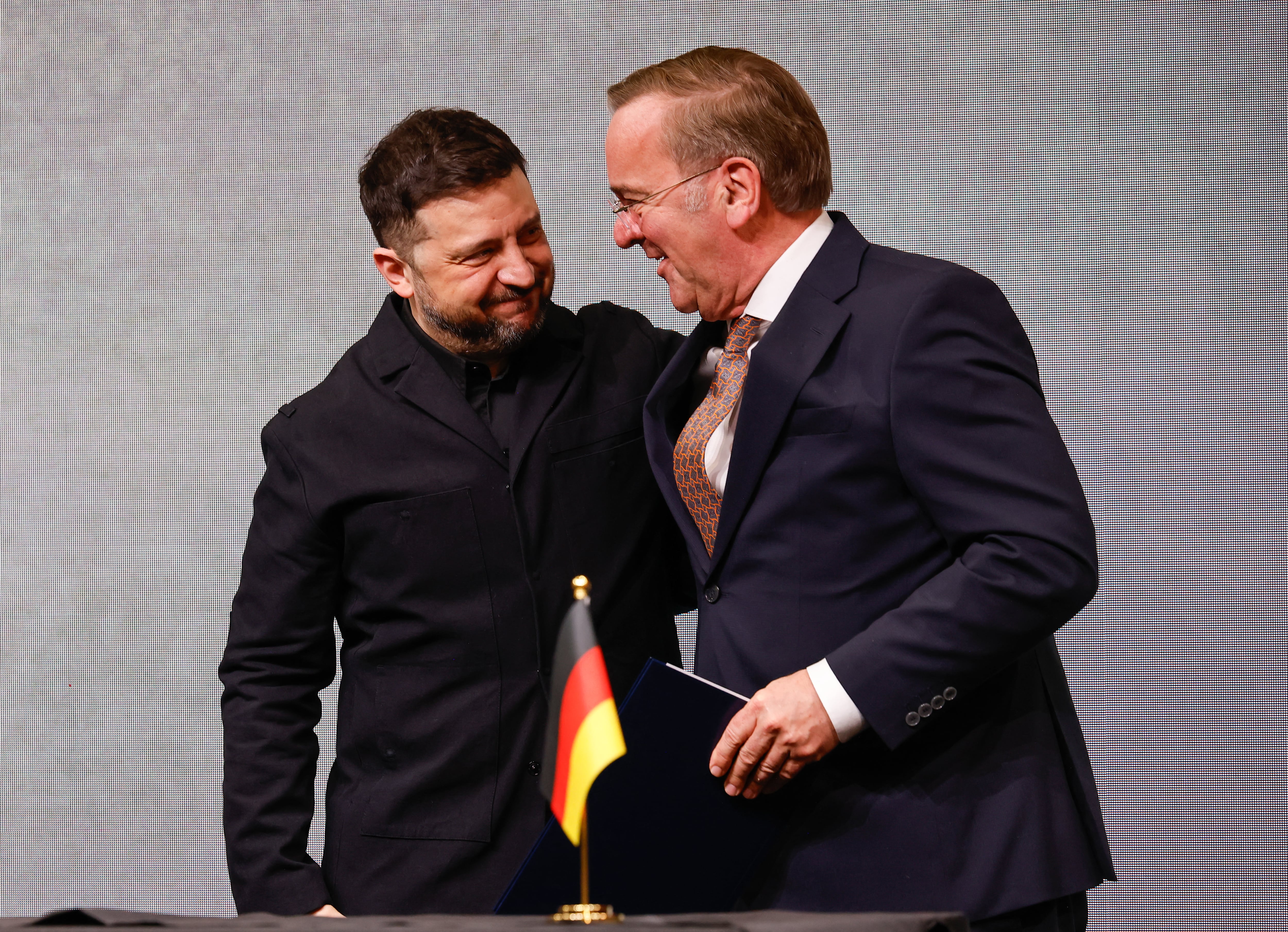 El presidente ucraniano, Volodímir Zelenski, y el ministro de Defensa alemán, Boris Pistorius, en el marco de la 62.ª Conferencia de Seguridad de Múnich. (Foto: Alexandra BEIER / AFP)