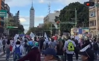 La marcha de los trabajadores del IMSS avanza sobre Eje Central rumbo al Zócalo capitalino.
Crédito: X / @OVIALCDMX