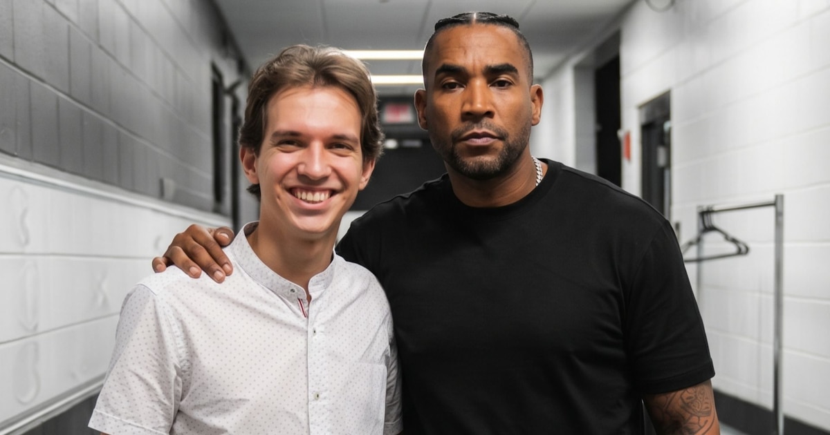 Crea tu propia foto con Don Omar como si estuvieras con él antes del show: sigue este prompt