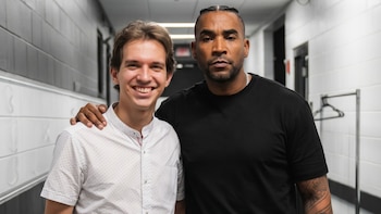 Crea tu propia foto con Don Omar como si estuvieras con él antes del show: sigue este prompt