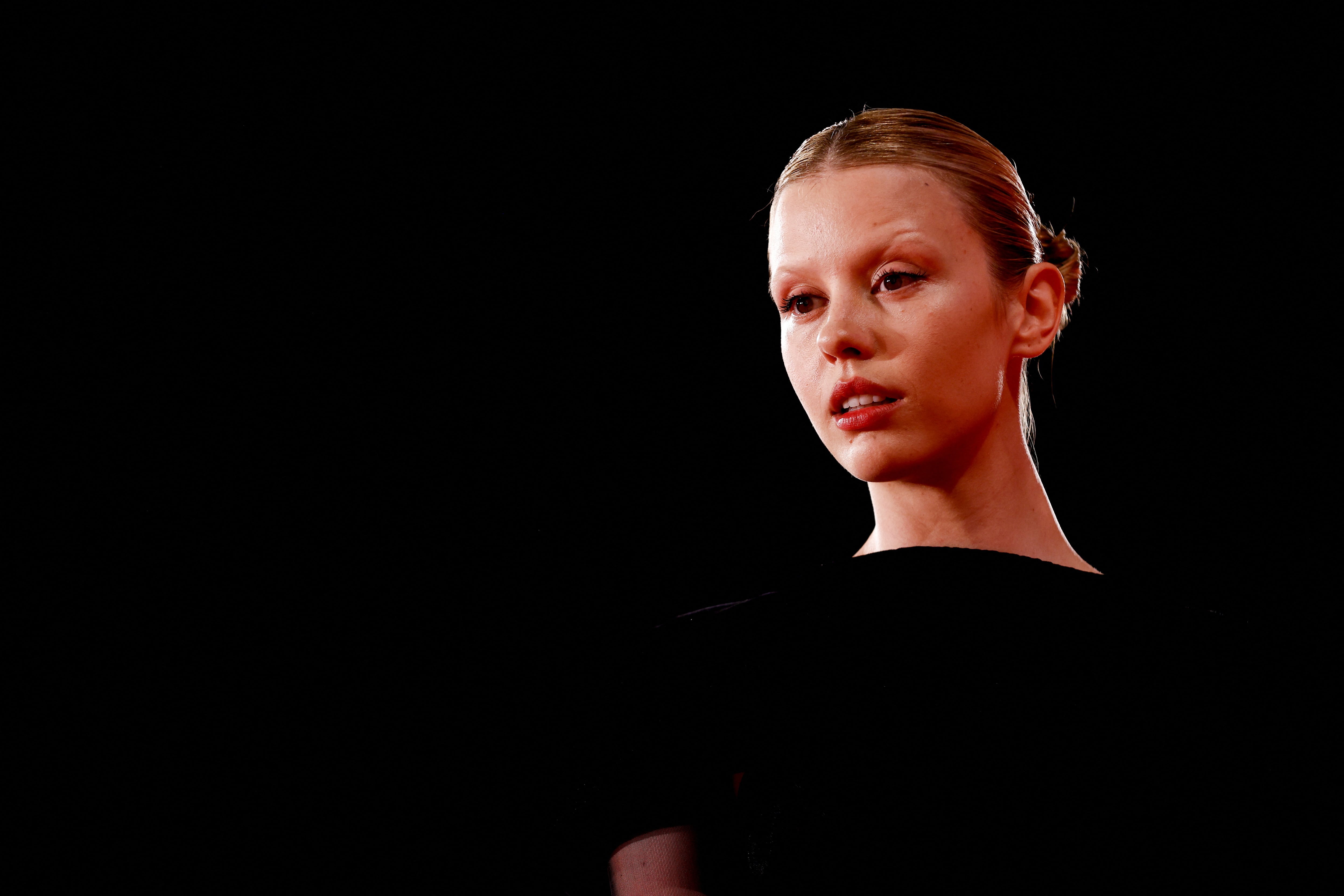 Mia Goth tendrá un papel antagónico que antes estuvo en manos de Mikey Madison.(REUTERS/Guglielmo Mangiapane)