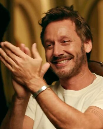 El actor hace palmas mientras