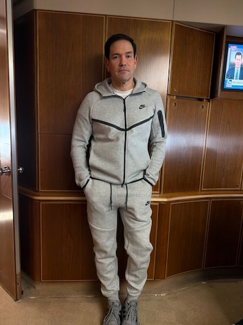 Fotografía tomada de la cuenta @StevenCheung47 en X del director de comunicaciones de la Casa Blanca, Steve Cheung, que muestra al secretario de Estado de Estados Unidos, Marco Rubio, posando en el avión presidencial, rumbo a China, con la ropa deportiva que llevaba Nicolás Maduro durante su captura el pasado 3 de enero (EFE/@StevenCheung47)
