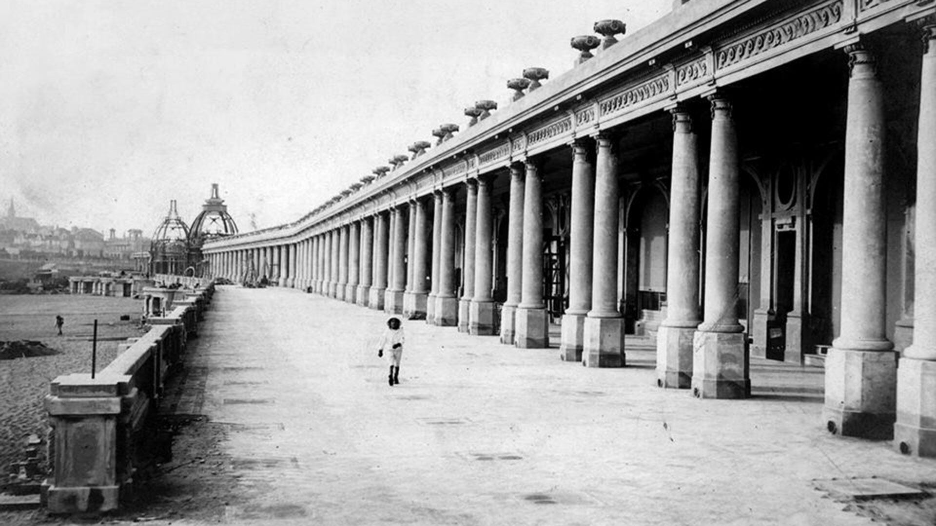 Al mejor estilo de los balnearios europeos, así fue pensada la antigua rambla (Archivo General de la Nación)