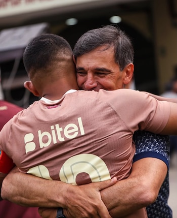 Edison Flores abrazado con Fabián Bustos.