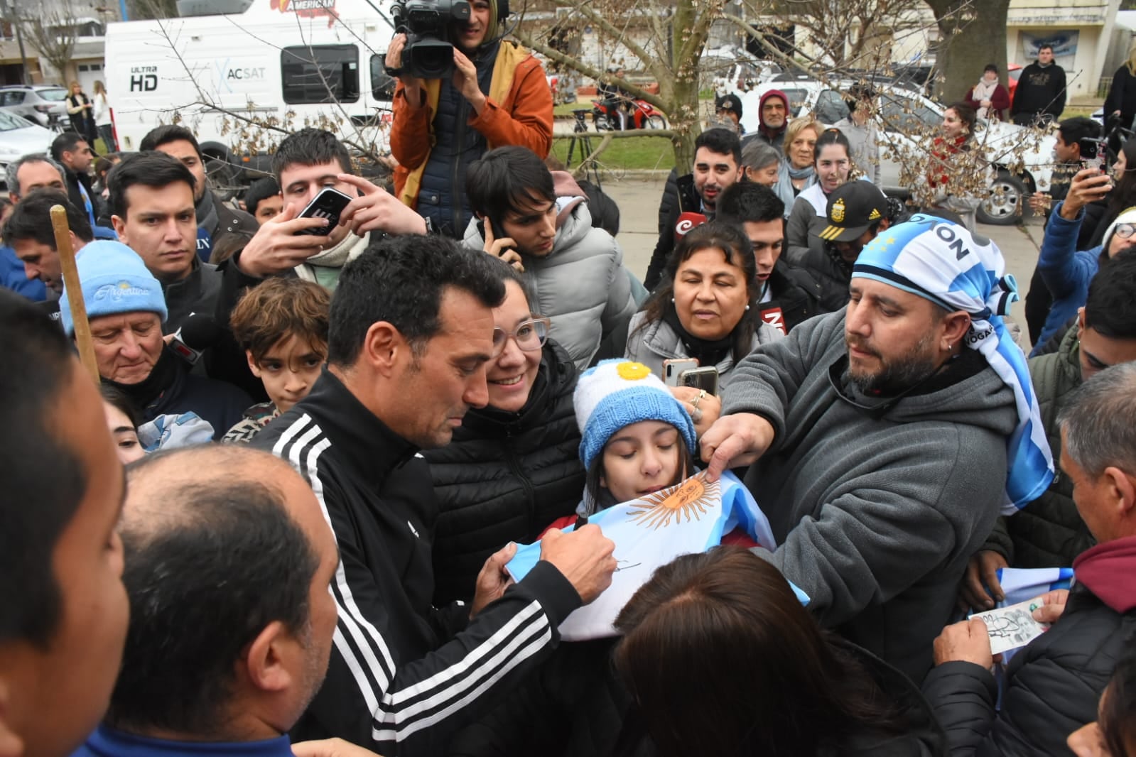 Scaloni también vivió un momento especial durante la noche de este lunes, cuando fue recibido por otra multitud en Ezeiza (Créditos: Leo Galletto)